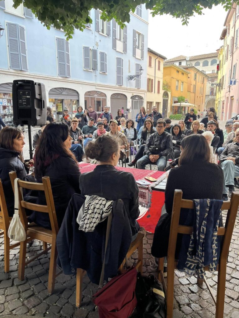 Un momento della presentazione in piazzale Inzani del 9 maggio (foto di Simona Spaggiari).